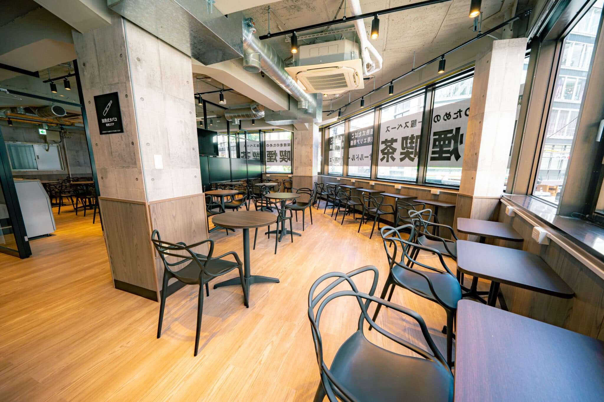 喫煙コワーキングスペース＆喫茶オールドルーキーカフェ 新宿小滝橋通り店 / Smoking coworking space & cafe Old Rookie Cafe Shinjuku Otakibashi-dori の内観